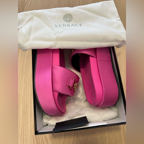 PFF ONLY 💕VERSACE Medusa Biggie Satin Platform Sandals size 37.5 (US 7) - Picture 14 of 16